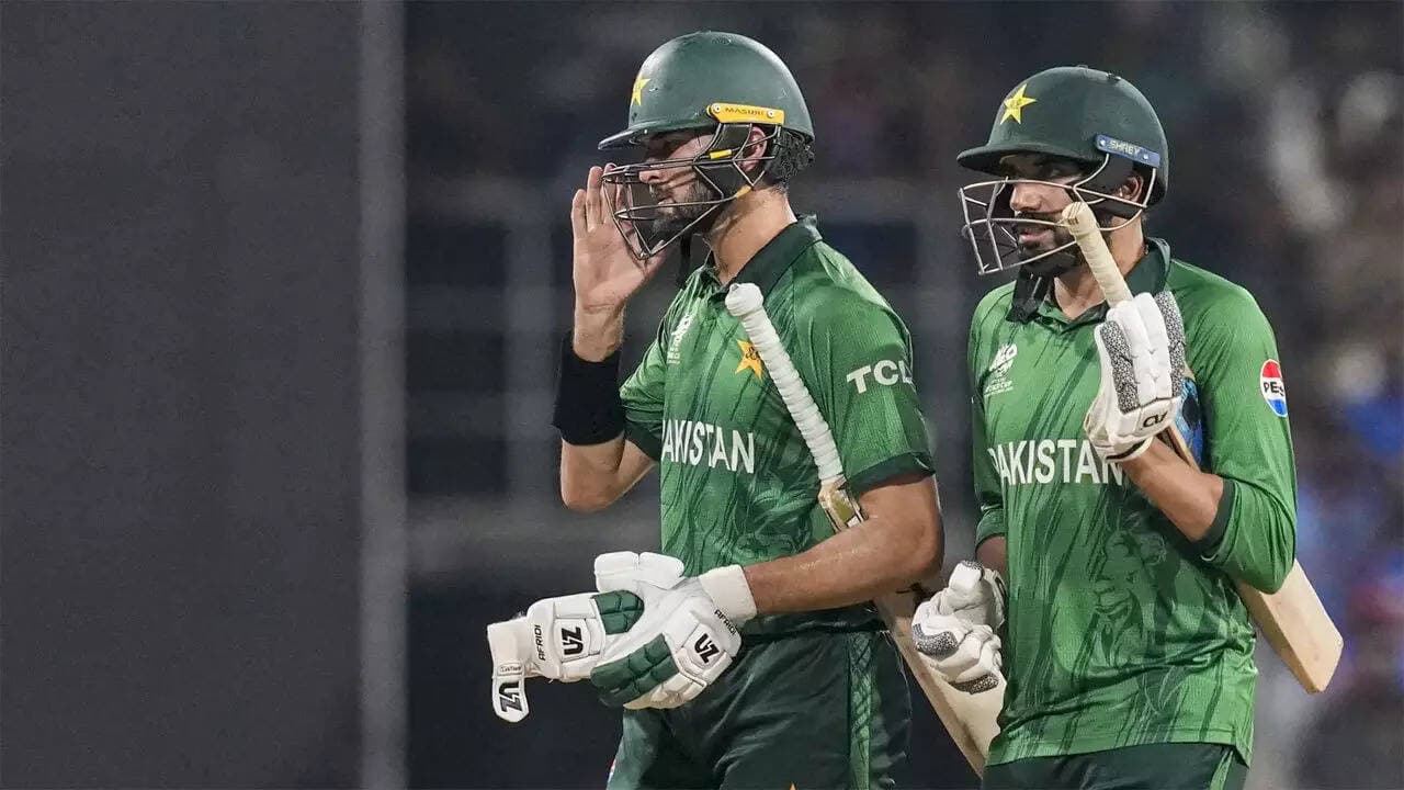 Awkward scenes: Afridi and Tariq stand still as India snub handshake - Watch