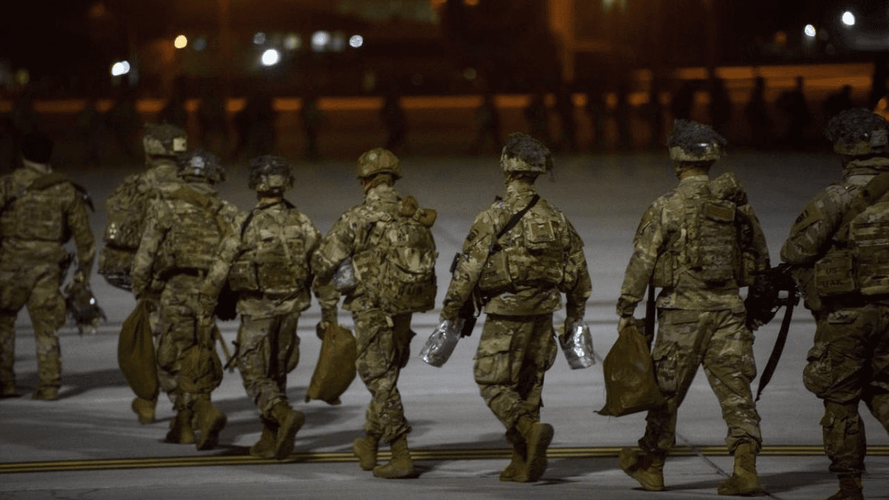 Preparing for 'final blow'? Paratroopers, marines &amp; sailors - US rushing troops to Middle East
