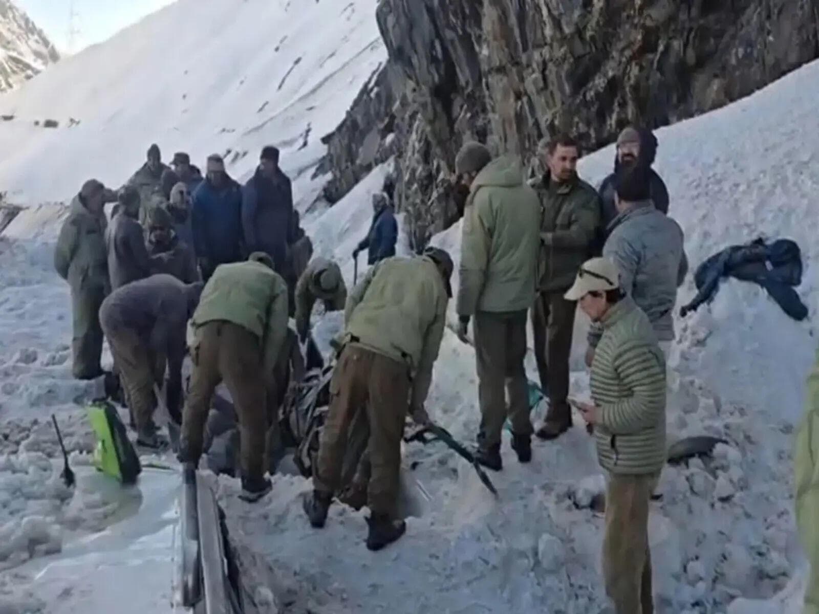 7 killed as avalanche buries several vehicles at Zojila Pass