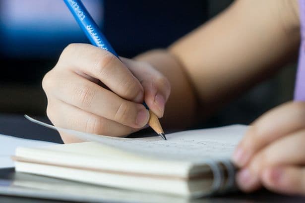 Dad makes family dinner then receives handwritten note from seven-year-old daughter