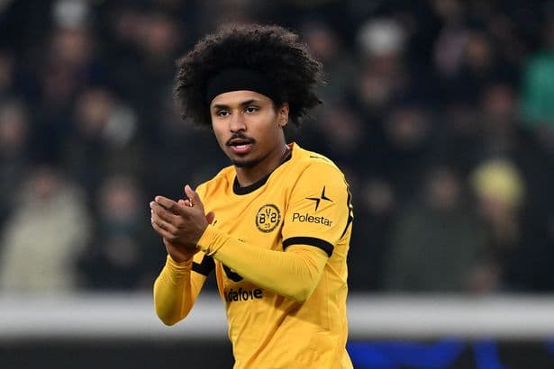 Man Utd target stalls on signing new Dortmund deal to hold out for Premier League switch