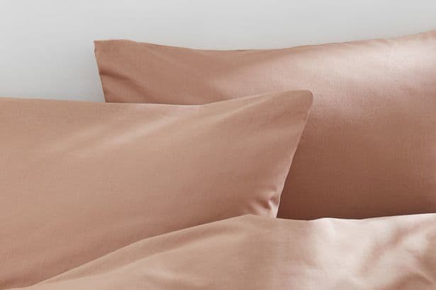 Homeware fans are snapping up H&M’s £35 100% cotton bedding set in 20 different colours for spring
